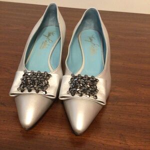 Dance the night away lady like classic kitty heel silver shoe Thierry Robotin